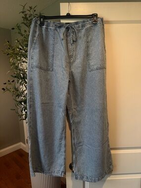 Light Wash Wide Leg Women’s Jeans with Drawstring Waist